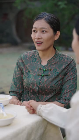八零恰回那年婚礼时 (104集)  八零恰回那年婚礼时 (104集) 解说