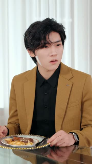 招惹黑月光后，我被一味偏纵（80集）短剧上热门