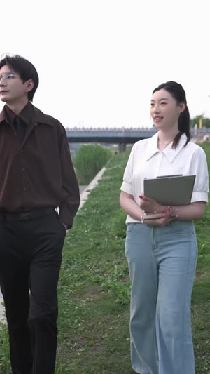 退婚三年，他哭着说脸盲只认我（33 集）在线免费观影