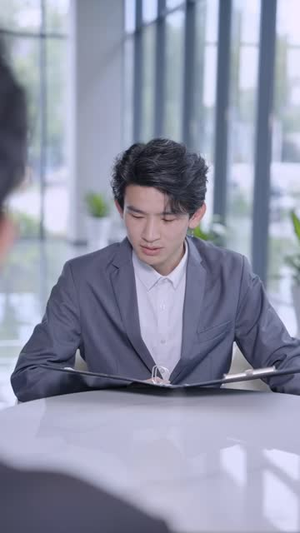 挣脱深渊后她光芒万丈(33 集) 挣脱深渊后她光芒万丈(33 集)真的好看吗